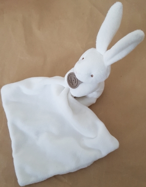 Peluche lapin blanc tenant un mouchoir DC303 Doudou et compagnie