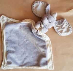Doudou éléphant Dumbo carré plat gris et beige  Nicotoy, Disney Baby, Kiabi - Kitchoun