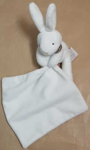 Peluche lapin blanc tenant un mouchoir DC303 Doudou et compagnie