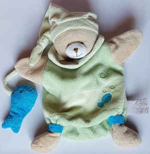 Marionnette ours marron vert et bleu tenant un poisson - DC1321 Doudou et compagnie