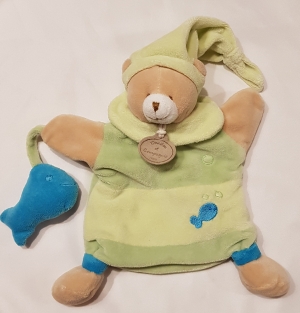 Marionnette ours marron vert et bleu tenant un poisson - DC1321 Doudou et compagnie