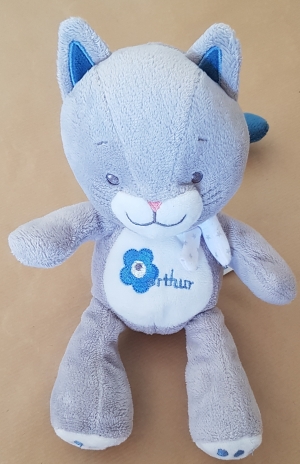 Doudou chat Arthur gris et bleu Arthur et Lola - Bébisol, Marques pharmacie