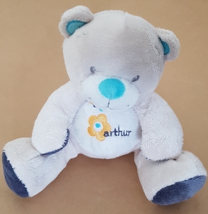 Peluche ours Arthur gris beige et bleu Arthur et Lola - Bébisol, Marques pharmacie