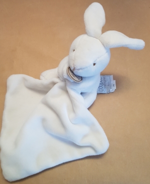 Peluche lapin blanc tenant un mouchoir DC303 Doudou et compagnie