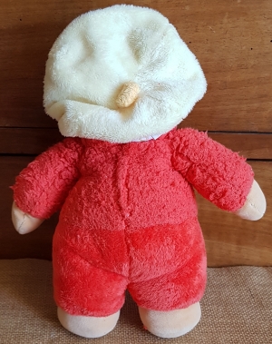 Peluche ours rouge orange avec une casquette sos