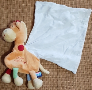 Doudou girafe orange cajou mouchoir Sucre d'Orge