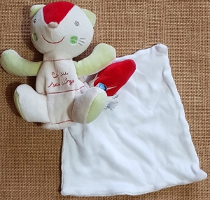 Doudou renard chat vert blanc rouge cajou mouchoir Sucre d'Orge