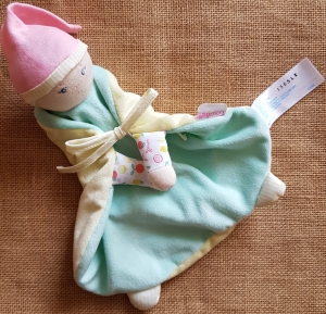 Doudou plat poupée rose, verte et jaune *Zeste d'Amour* Corolle
