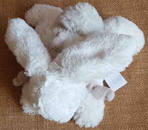 Peluche lapin blanc gris et taupe Coucou Doudou DC2823 Doudou et compagnie
