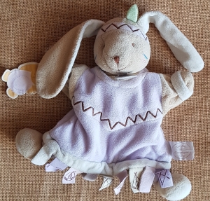Doudou lapin indien marionnette DC2350 mauve Doudou et compagnie