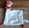 Doudou renard orange tenant un mouchoir Mon petit renardeau Mots d'enfant - Leclerc