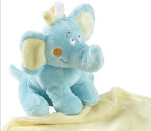 Doudou éléphant bleu tenant un mouchoir crème