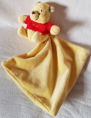 Doudou Winnie plat jaune, tee-shirt rouge et mouchoir Disney Baby, Nicotoy, Simba Toys (Dickie)