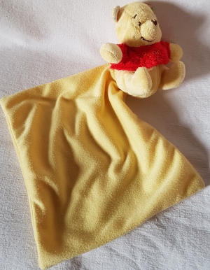 Doudou Winnie plat jaune, tee-shirt rouge et mouchoir