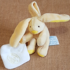 Doudou lapin jaune tenant un mouchoir blanc, Mon doudou et fleur brodés Doudou et compagnie