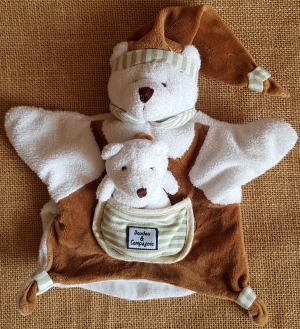 Marionnette ours avec bébé marron, blanc et  rayé vert, bonnet Doudou et compagnie