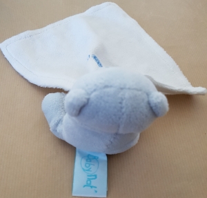Doudou ours bleu tenant un mouchoir blanc brodé Baby Nat' - BN3530 sos