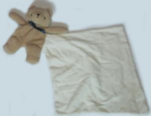 Doudou ours marron cajou, noeud en ruban et mouchoir blanc carré Sucre d'Orge