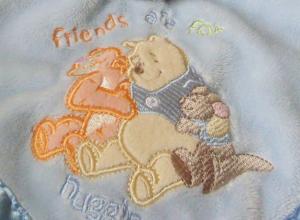 Doudou Winnie bleu Friends are for hugging! Disney Store