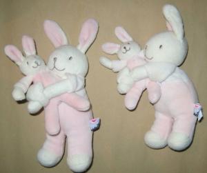 Doudou lapin blanc et rose tenant son bébé Sucre d'Orge