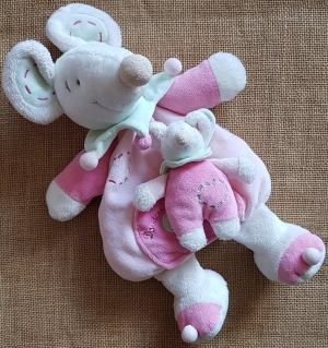 Doudou souris rose et blanc Léonie avec son bébé Doudou et compagnie
