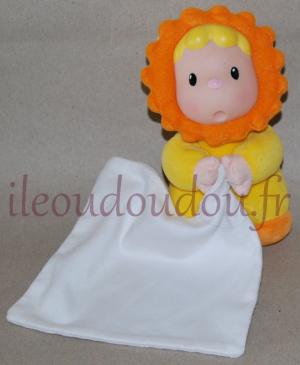 Poupée jaune et orange tenant un mouchoir Cotoons, Smoby toys