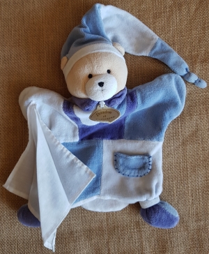 Doudou marionnette ours bleu tenant un mouchoir - DC1610 Doudou et compagnie