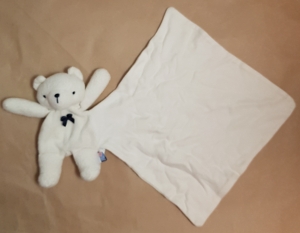 Doudou ours blanc cajou, noeud en ruban et mouchoir carré Sucre d'Orge