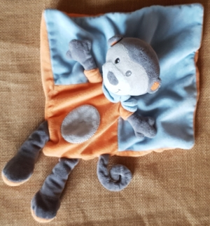 Doudou singe plat carré  bleu, orange et gris Nicotoy, Kiabi - Kitchoun