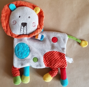 Doudou lion multicolore Nicotoy, Simba Toys (Dickie), Kiabi - Kitchoun