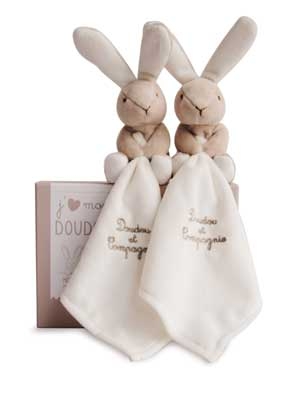 Duo de lapins gris tenant un mouchoir blanc *J'♥ mon doudou* - DC2919 Doudou et compagnie
