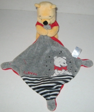 Winnie tenant un doudou mouchoir gris et rouge Disney Baby, Nicotoy