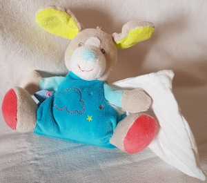 Peluche chien lapin cajou gris bleu jaune et rose