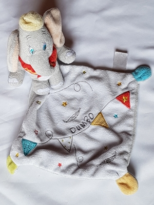 Doudou Dumbo éléphant tenant un mouchoir Disney Baby, Nicotoy, Simba Toys (Dickie)
