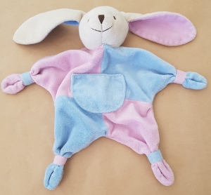 Doudou lapin bleu et mauve CMP un rêve de bébé