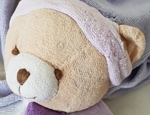 Doudou ours violet et blanc avec bonnet