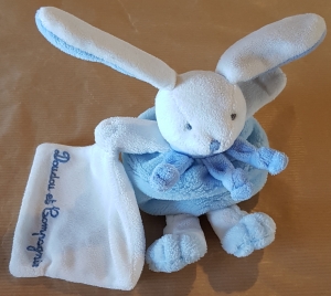 Peluche boule lapin bleu et blanc tenant un mouchoir *Cueillette* - DC2575 Doudou et compagnie