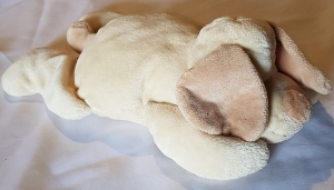 Peluche chien couché beige crème et marron