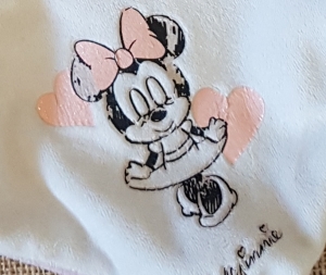 Peluche Minnie tenant un mouchoir avec coeurs rose et blanc sos