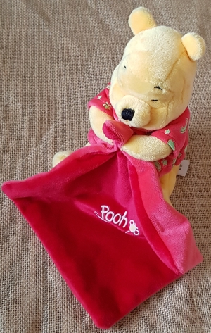 Peluche luminescente ours Winnie jaune et rouge tenant un mouchoir   Disney Baby, Nicotoy, Simba Toys (Dickie)