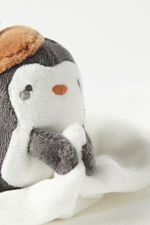 Petit pingouin gris tenant un doudou blanc sos