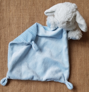 Lapin blanc tenant un mouchoir bleu Tex Baby