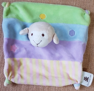 Doudou mouton plat multicolore CMP un rêve de bébé