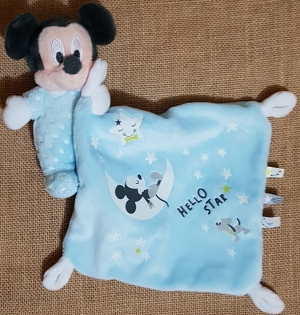 Peluche Mickey bleu tenant un doudou Hello Star Disney Baby, Nicotoy, Simba Toys (Dickie)