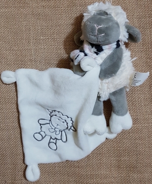 Peluche mouton blanc et gris tenant un mouchoir I2C I2C, Kiabi - Kitchoun