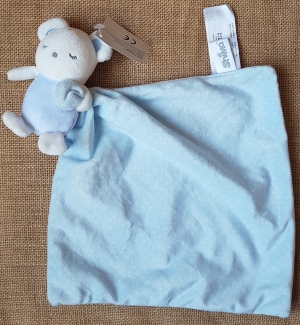 Souris bleue et blanche tenant un doudou couverture  Shima