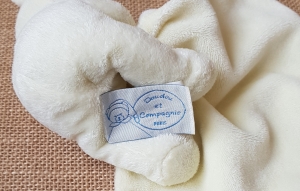 Peluche lapin blanc crème tenant un mouchoir DC303 sos