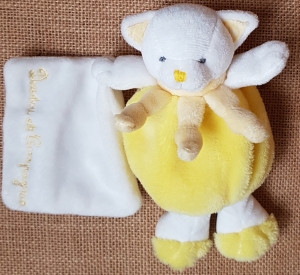 Peluche boule chat jaune et blanc tenant un mouchoir *Cueillette* - DC2575 Doudou et compagnie