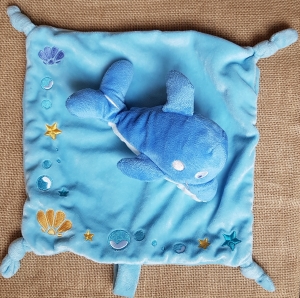 Doudou dauphin bleu plat carré Mots d'enfant - Leclerc