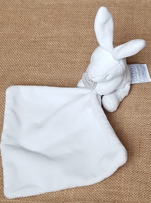 Peluche lapin blanc tenant un mouchoir DC303 Doudou et compagnie